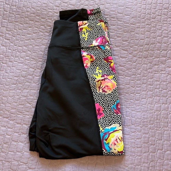 FIVE Pairs of Women's Small Leggings - Patterns along with Blue, Magents - Picture 6 of 6